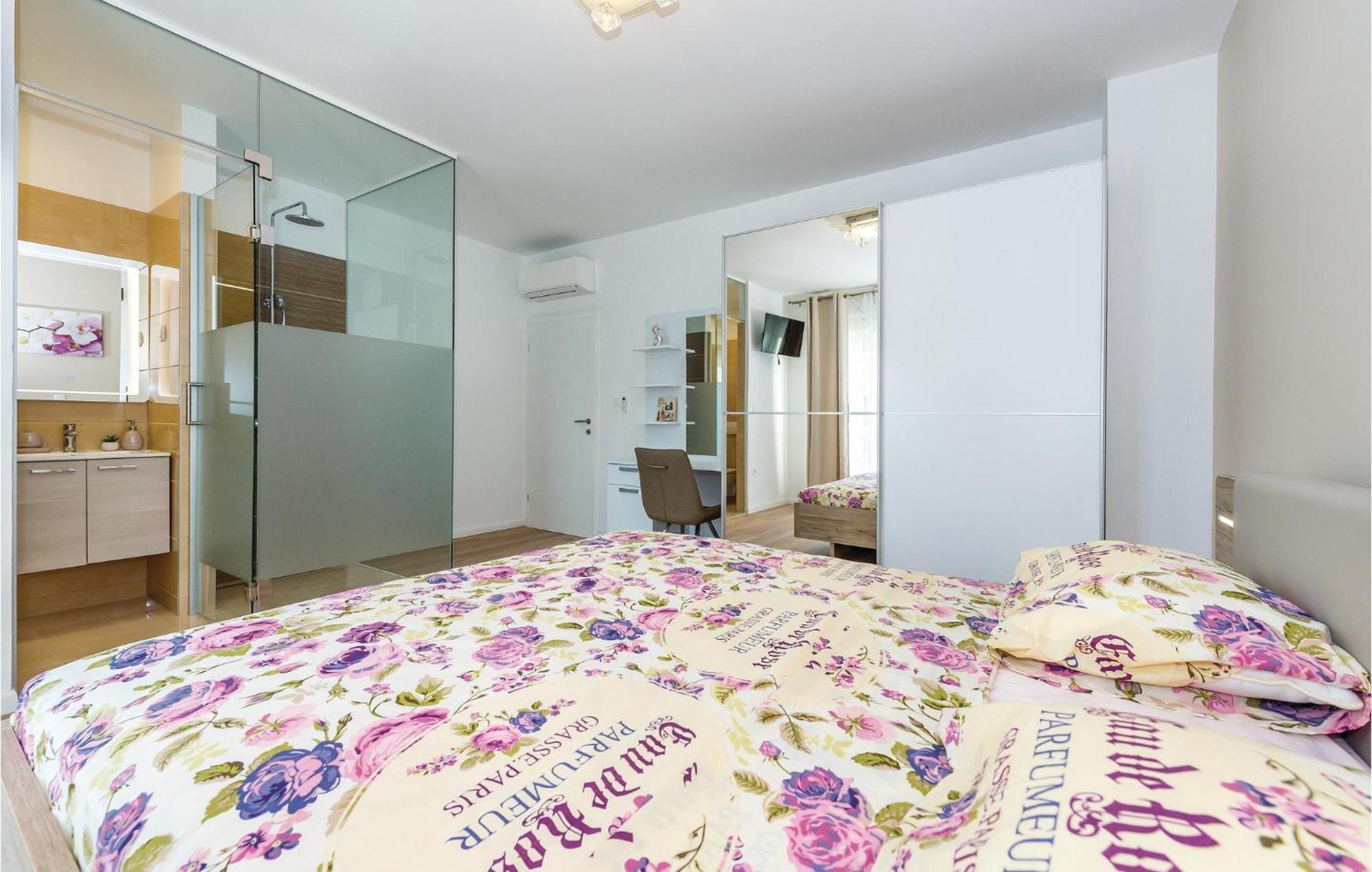 Beautiful Home In Sibenik With Kitchen Екстер'єр фото