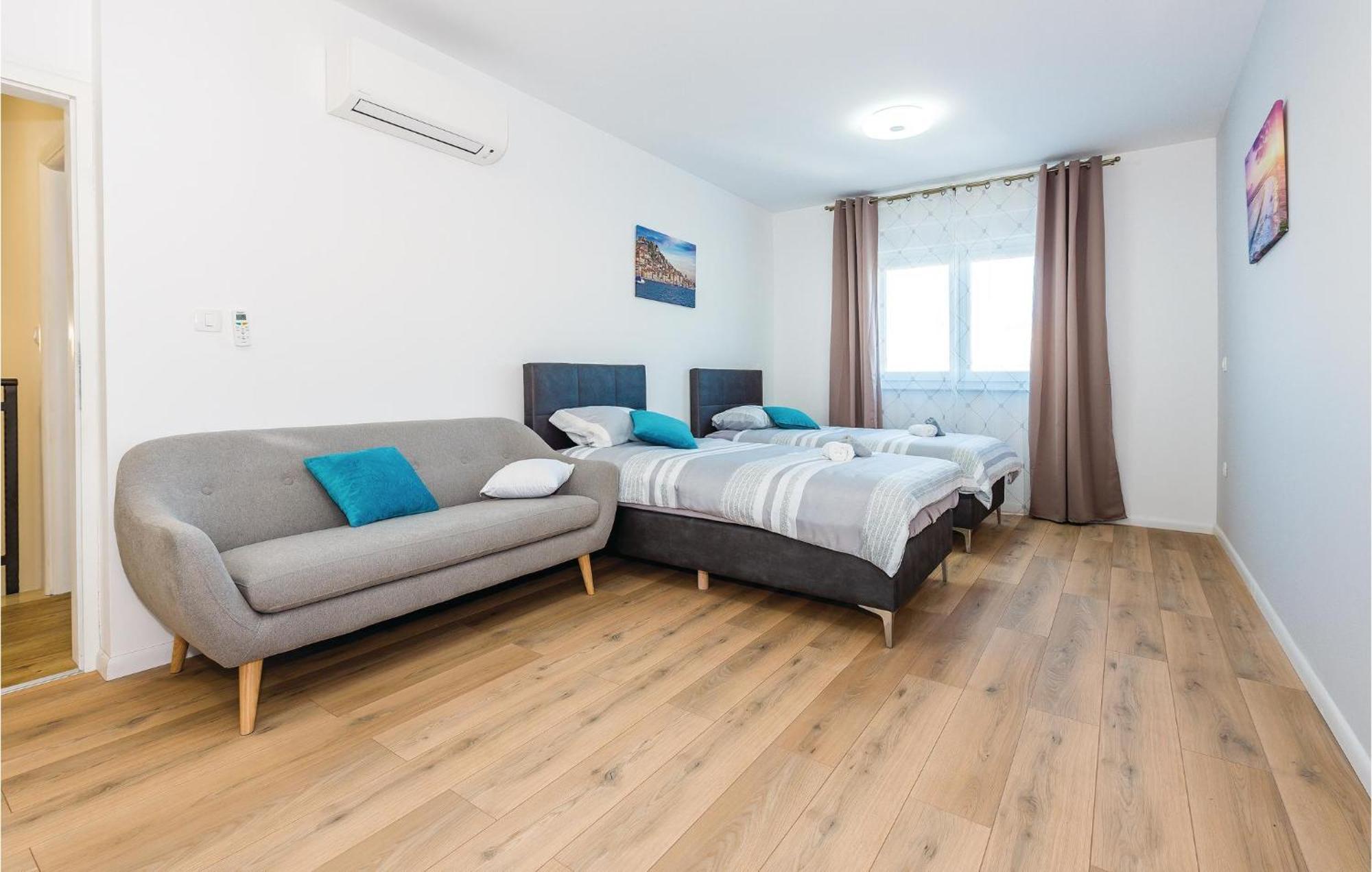 Beautiful Home In Sibenik With Kitchen Екстер'єр фото