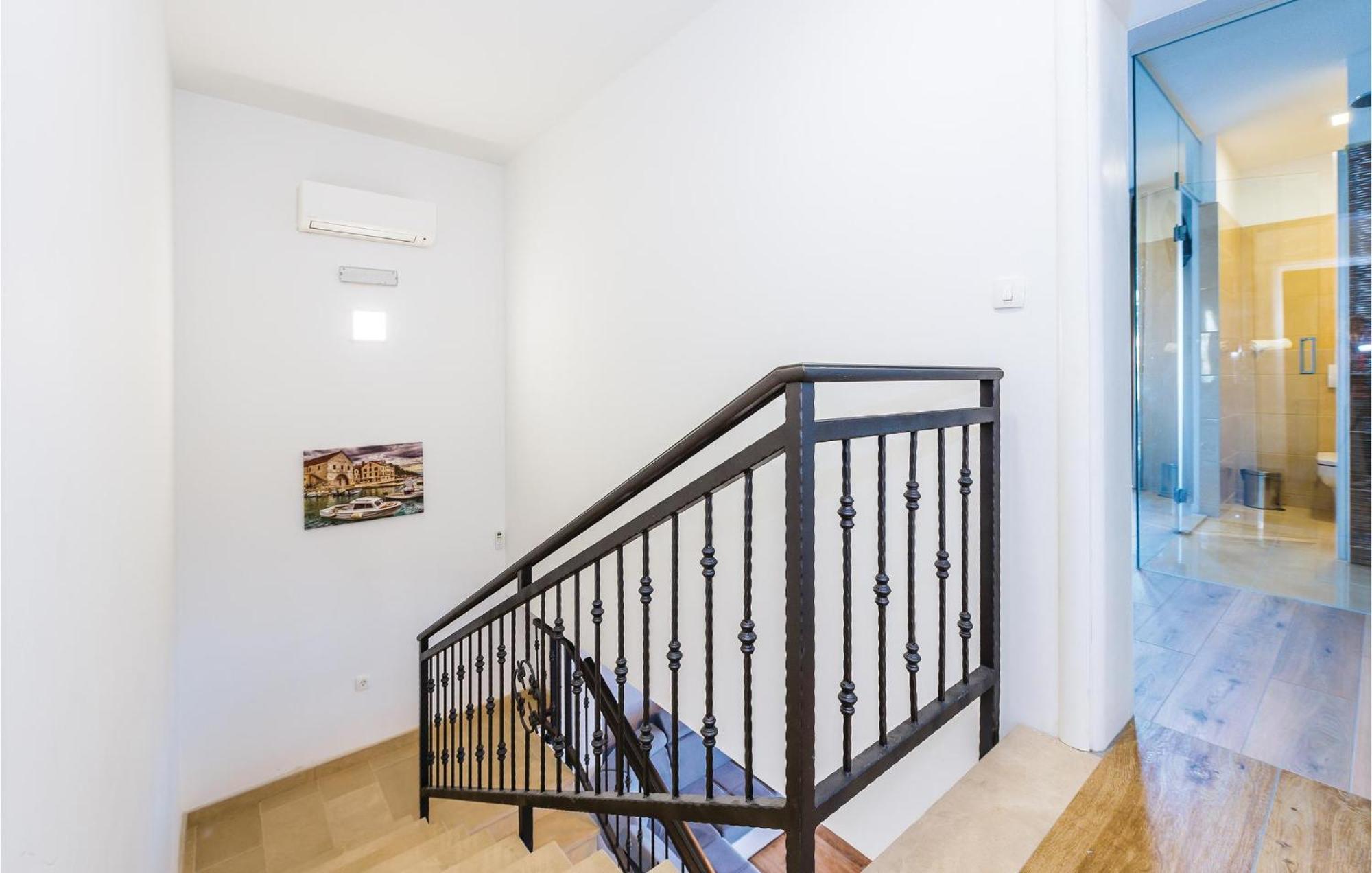 Beautiful Home In Sibenik With Kitchen Екстер'єр фото