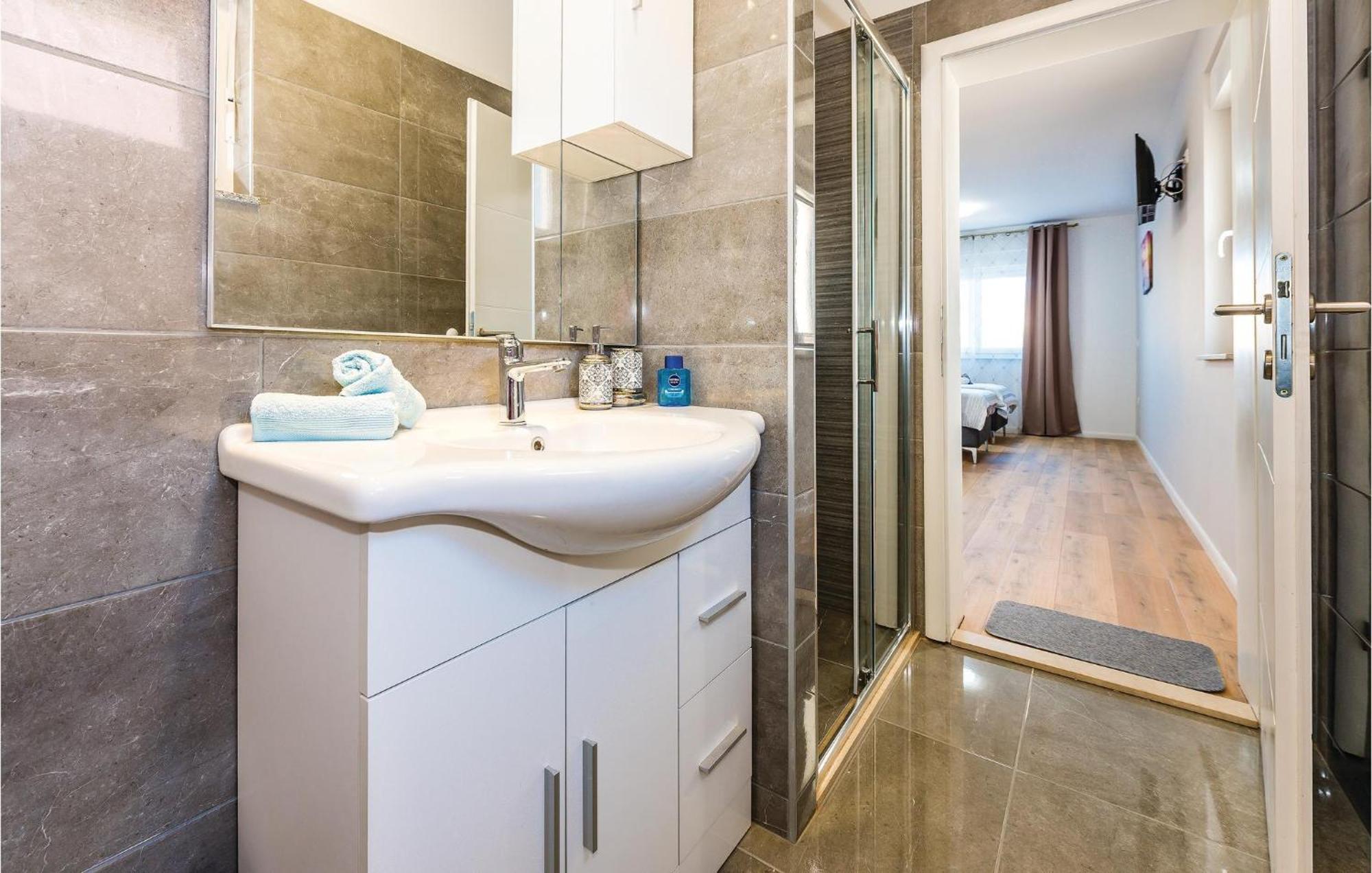 Beautiful Home In Sibenik With Kitchen Екстер'єр фото