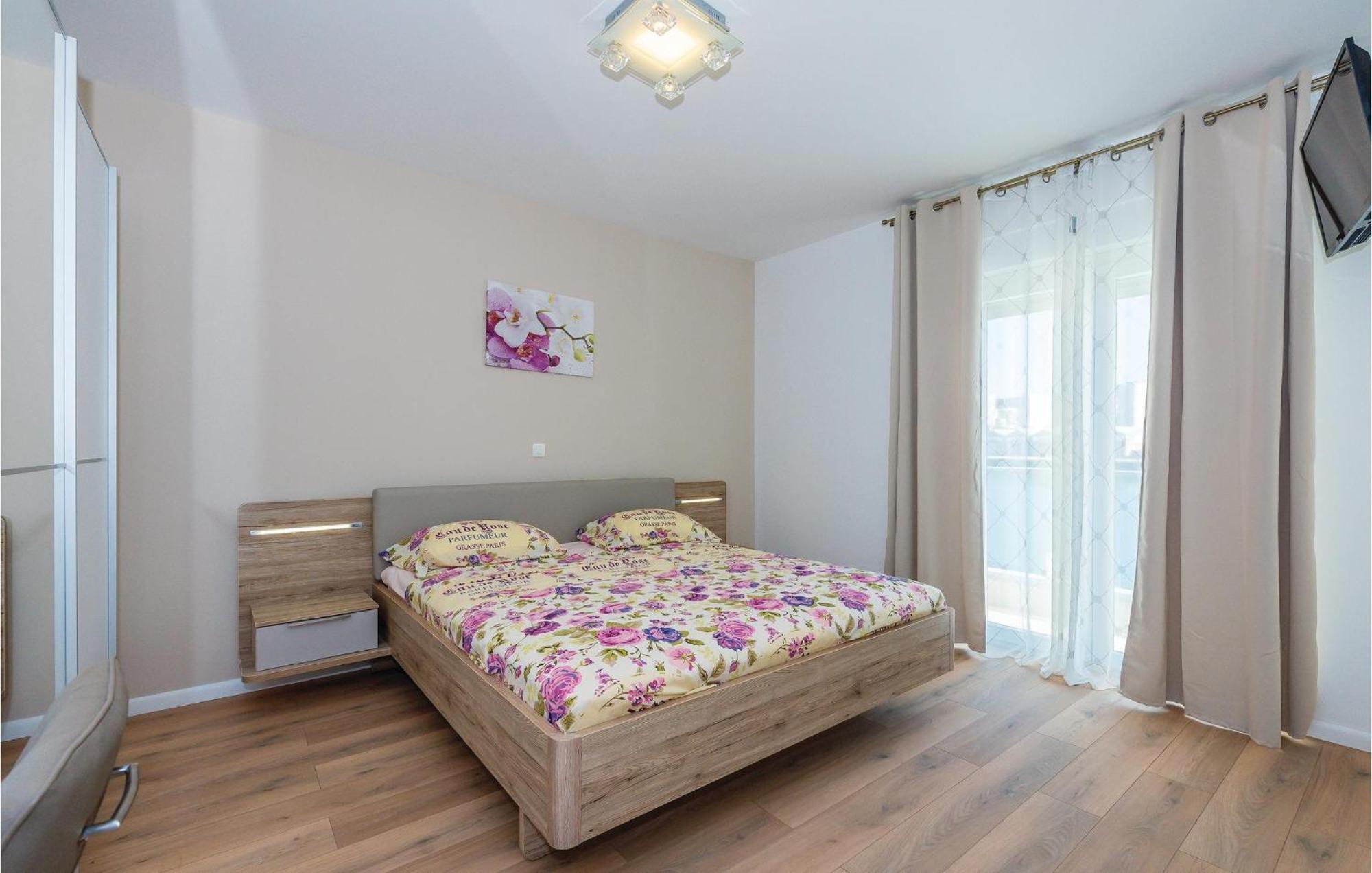 Beautiful Home In Sibenik With Kitchen Екстер'єр фото