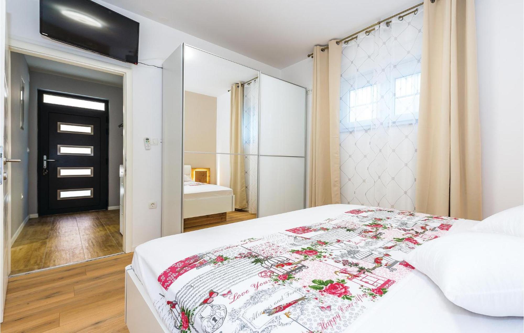 Beautiful Home In Sibenik With Kitchen Екстер'єр фото
